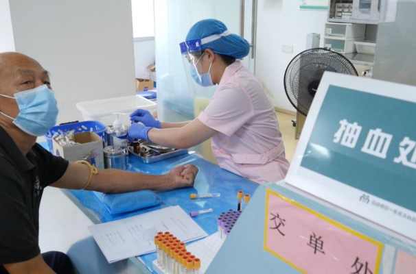 白云棠景街：暖心服务为人民，帮助老人接种疫苗