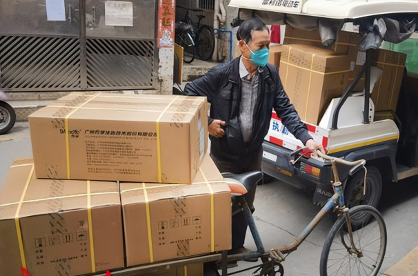 广州荔湾：79岁老党员协助社区运送防疫物资