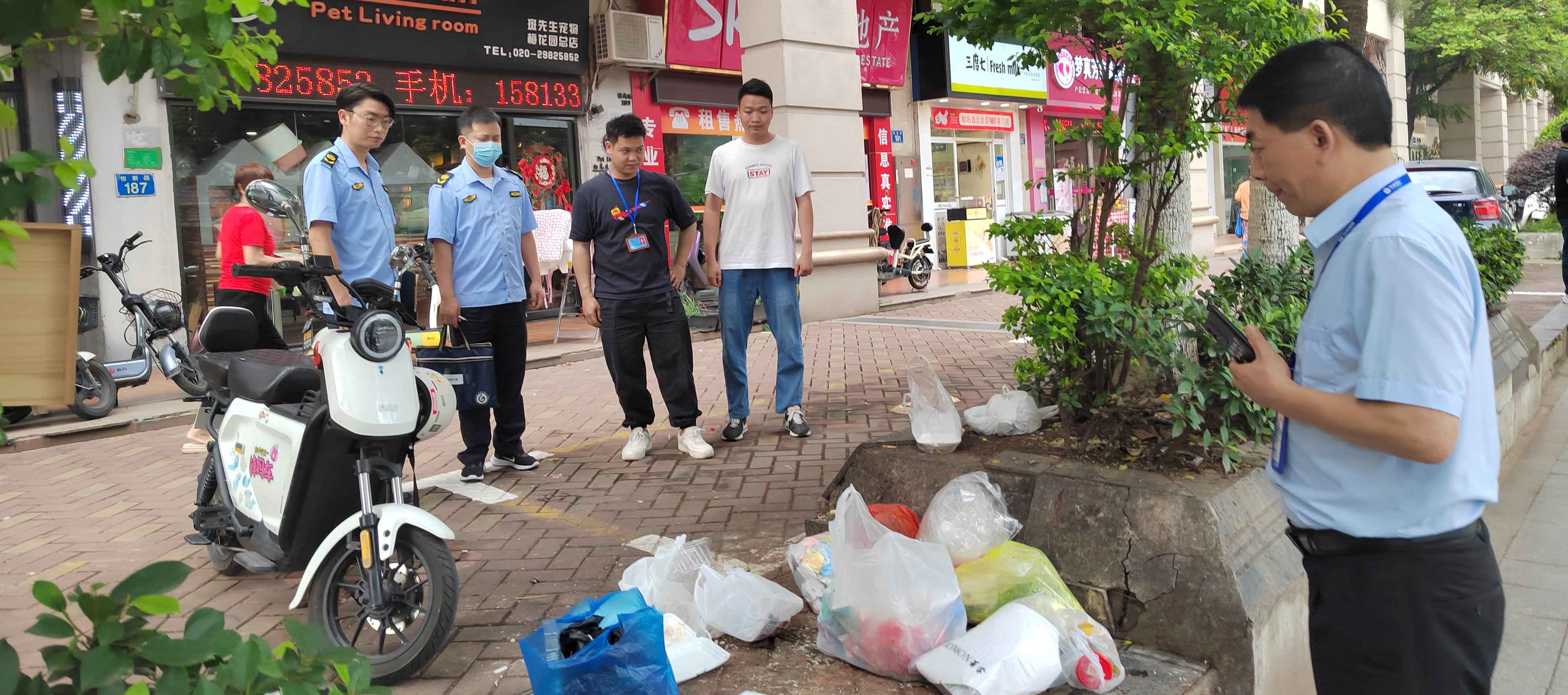 加强垃圾分类工作管理，白云京溪一商铺乱扔垃圾被罚！