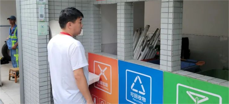 白云三元里巡查垃圾分类投放点，积极检查维护分类设备