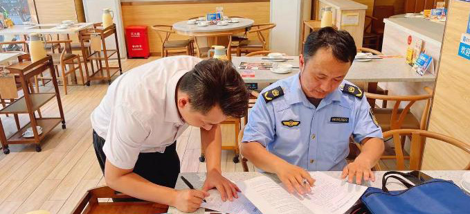 擦亮街巷文明底色！白云京溪开展“门前三包”与分类宣传进商户