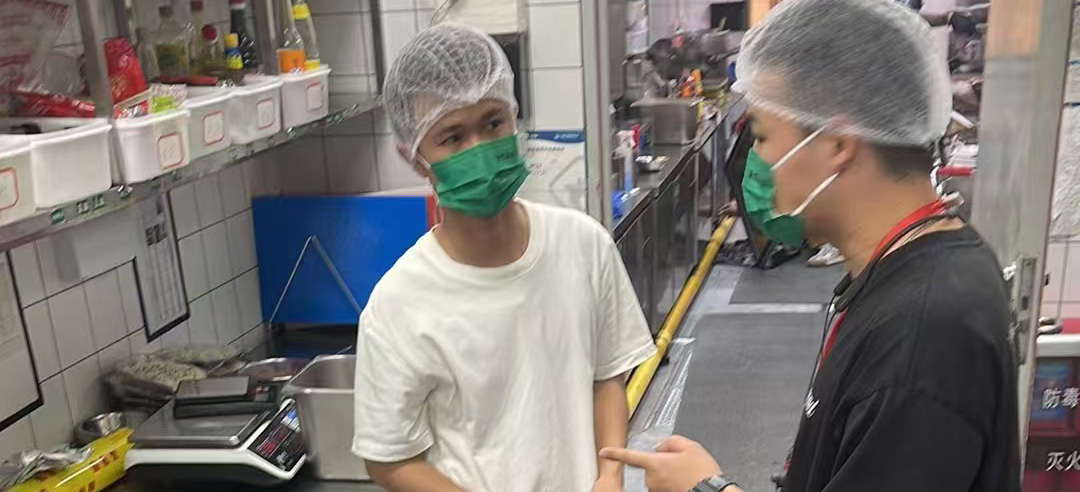 白云三元里：规范商户垃圾投放行为，推动垃圾分类走神走实