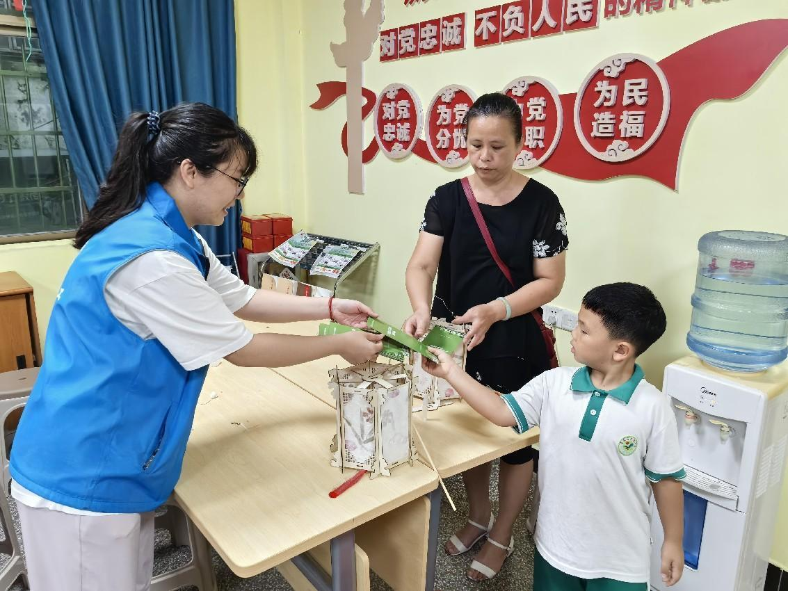 “花灯邀明月，中秋情意浓”亲子灯笼制作暨垃圾分类宣传活动