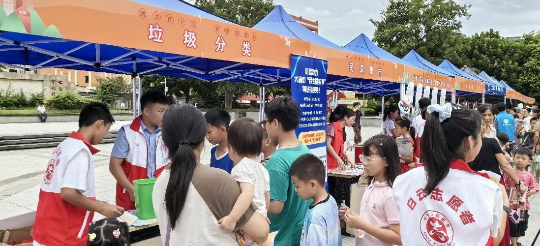 白云区青年文明号志愿服务集市活动，推动垃圾分类深入人心