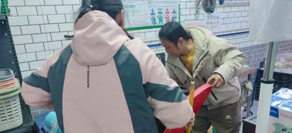 白云京溪开展餐饮商户厨余垃圾巡查，提升餐饮行业的环保意识