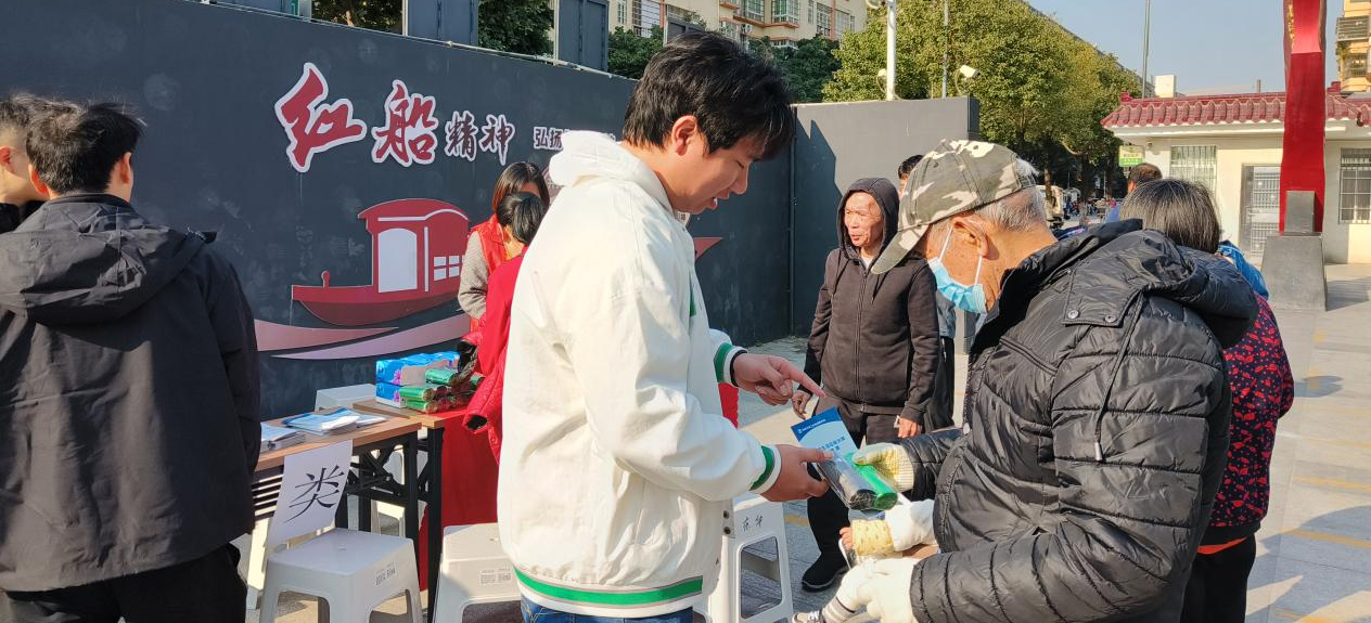 白云人和镇走进公园开展垃圾分类宣传