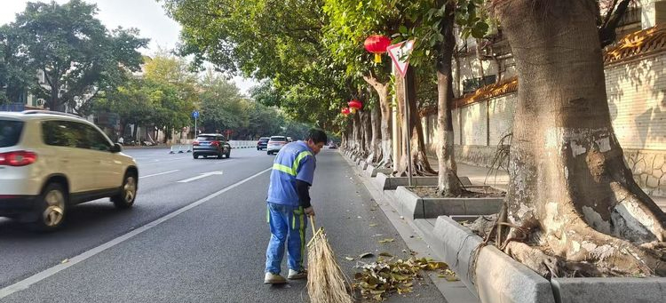 白云京溪开展清扫街道行动，持续推进垃圾分类工作