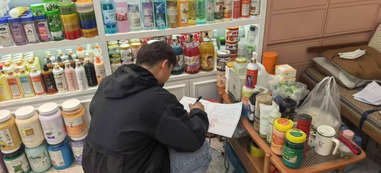白云三元里检查日化品商铺分类情况，推进垃圾分类宣传