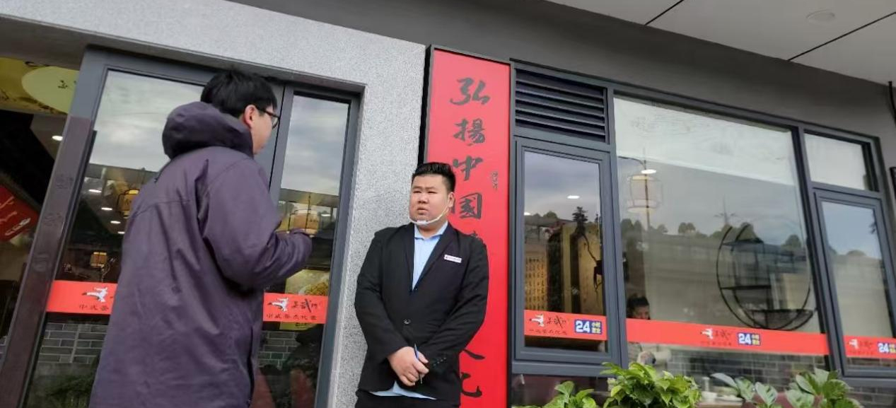 白云三元里巡查社区垃圾分类投放点，积极开展分类宣传工作