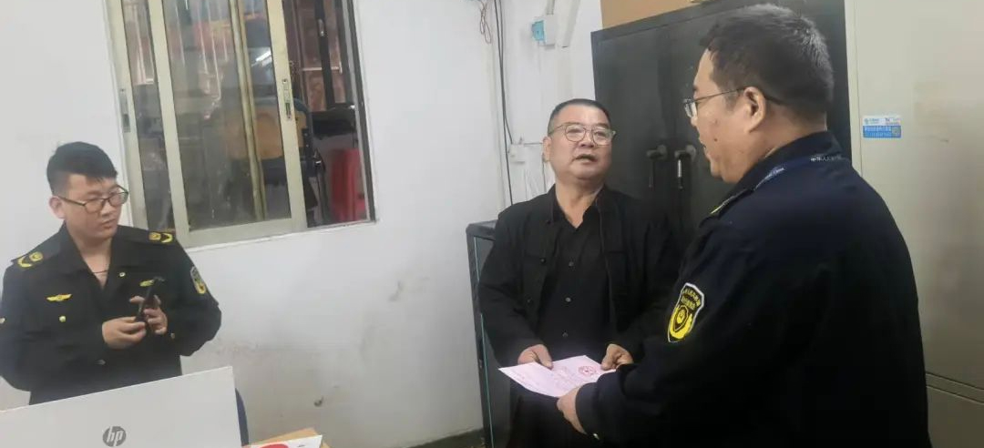 白云三元里开展垃圾分类执法检查，助力社区环境提升