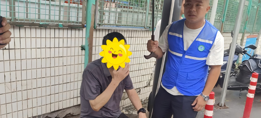 风雨中的暖心守护：新市街网格员救助摔倒老人