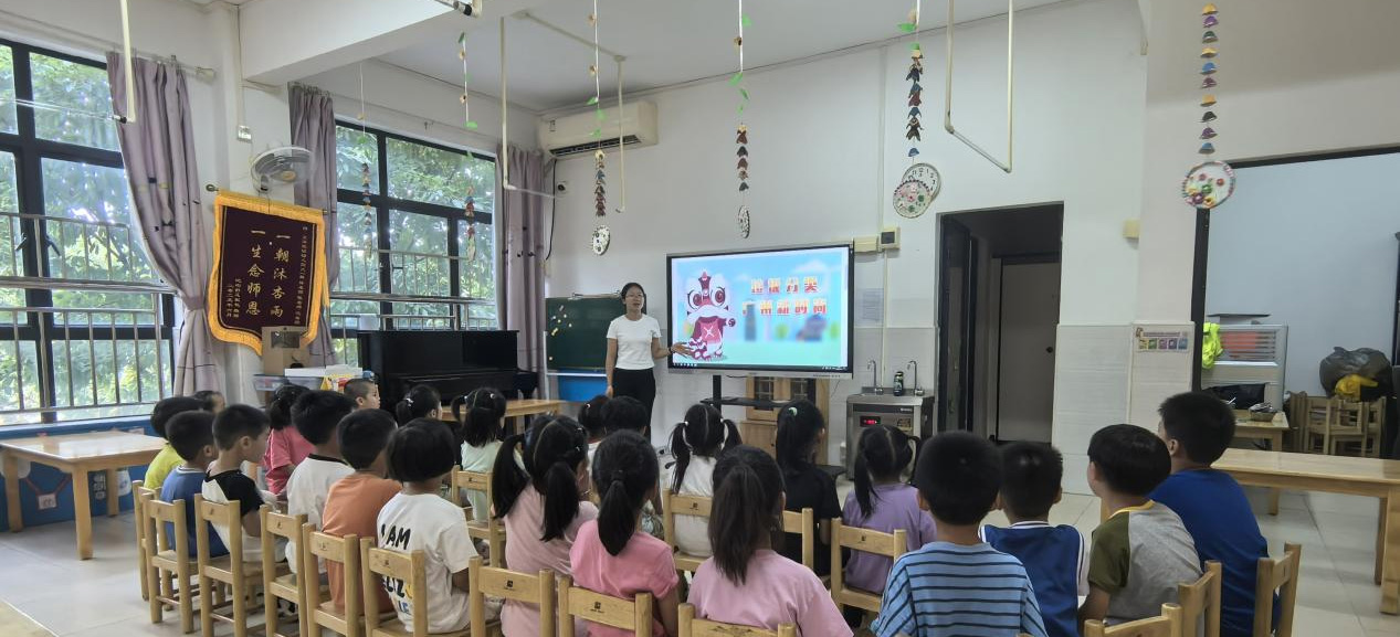 开学第一课学分类！白云人和镇人和社区进幼儿园送“环保启蒙礼”