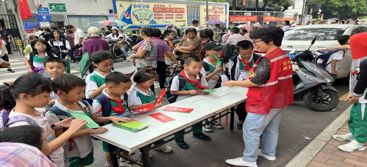 理念入心行动落地！白云人和镇鹤亭村开展垃圾分类宣传活动