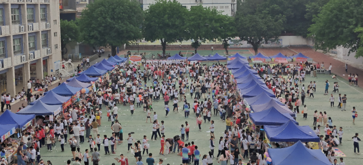 志愿服务暖校园！鹤龙联边片社区合伙人聚力赋能加禾小学爱心义卖践行雷锋精神