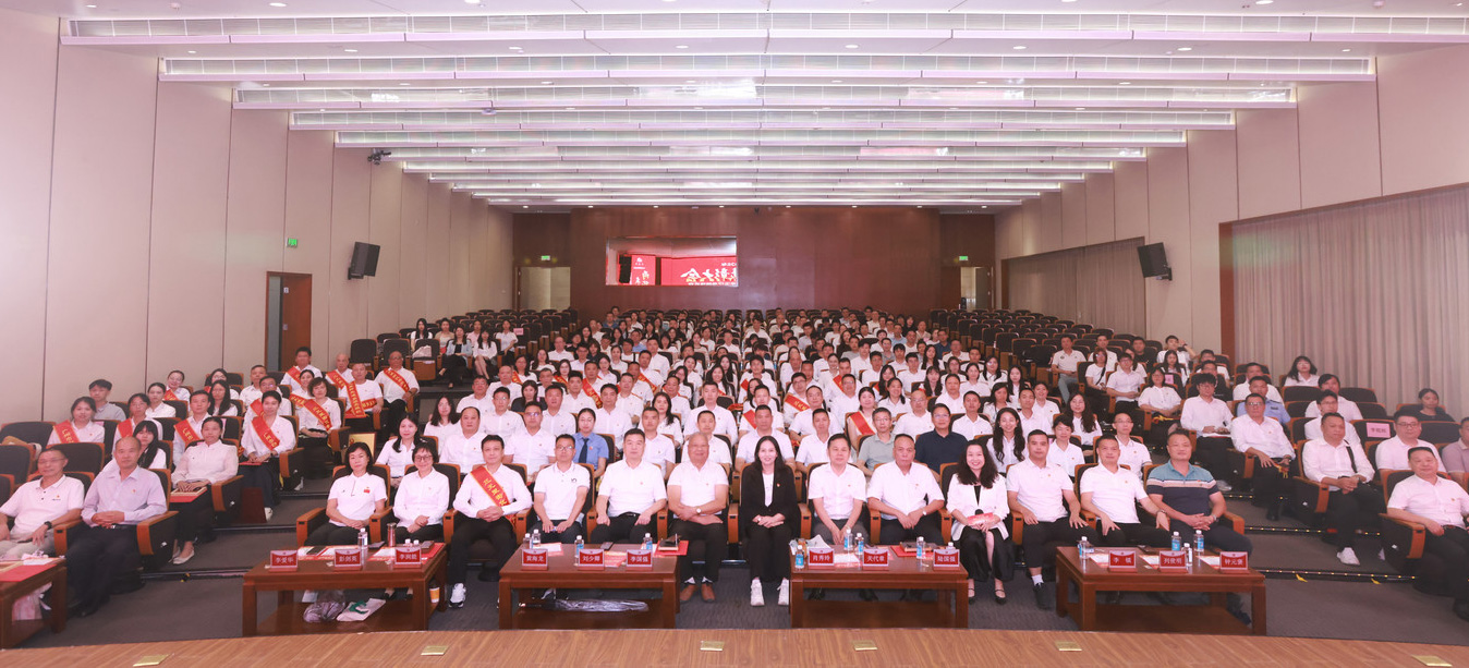 白云区三 元里街召开2026年“两优一先”表彰大会暨党建引领城中村改造阶段性工作总结推进会