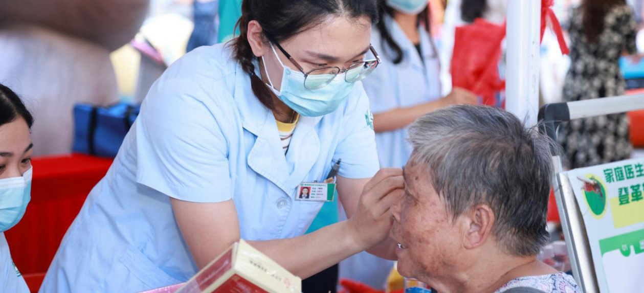 白云鹤龙无敏健康夜市火了！慈善联动三甲社卫防“两热”送健康